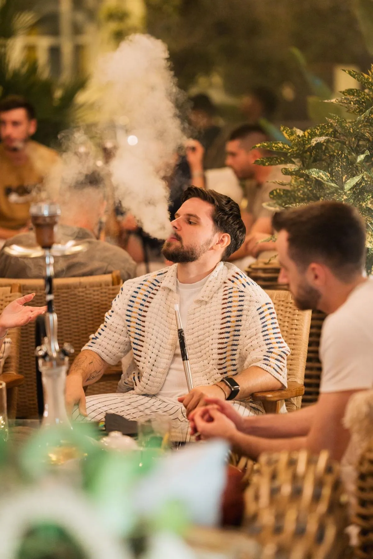 Oaspete relaxandu-se cu shisha in lounge-ul Komodo