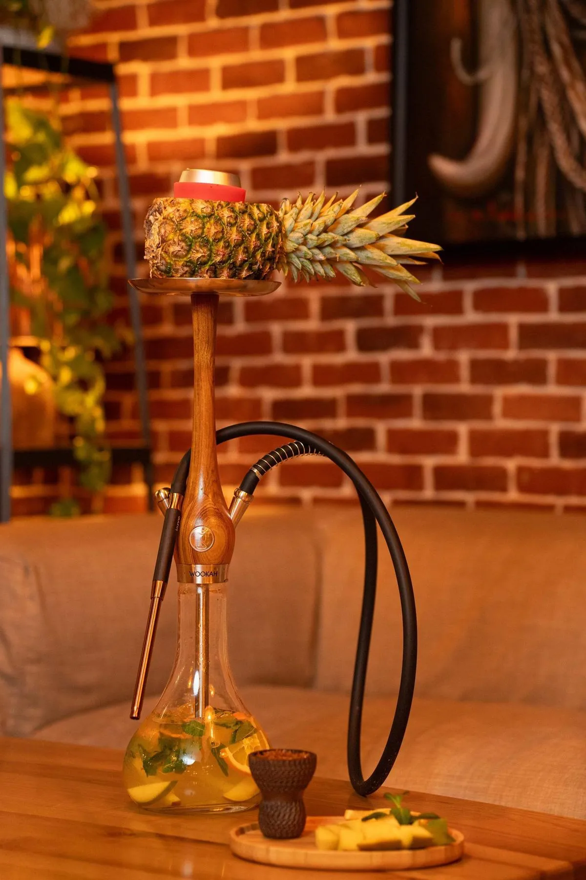 Oaspete expirand fum de shisha in lounge