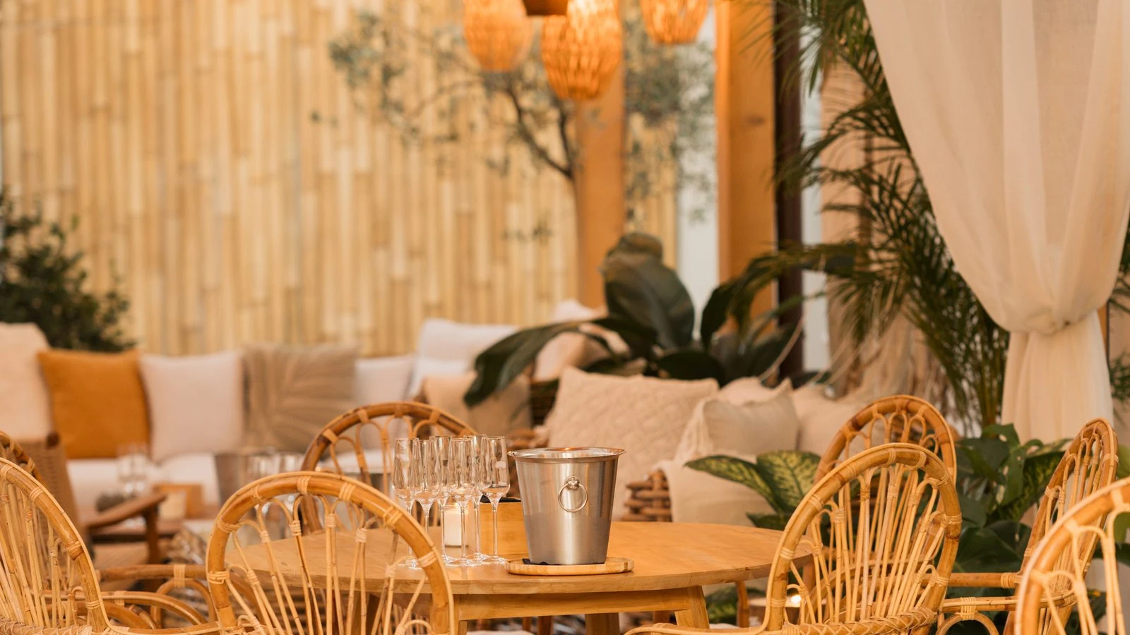 Terasa Komodo Lounge Floreasca în amurg