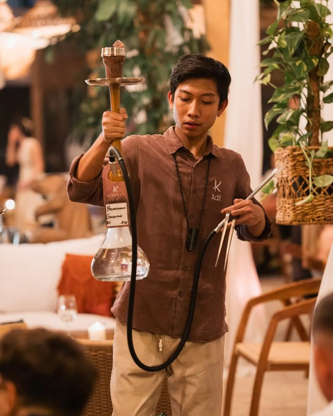 Adit, maestru shisha la Komodo Lounge