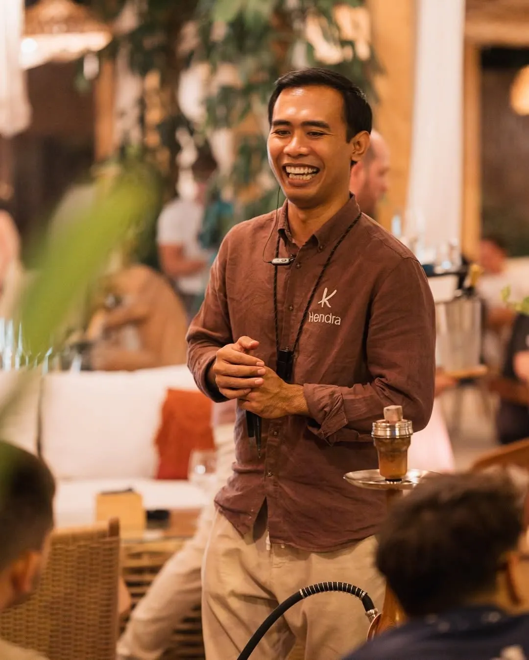 Hendra, maestru shisha la Komodo Lounge