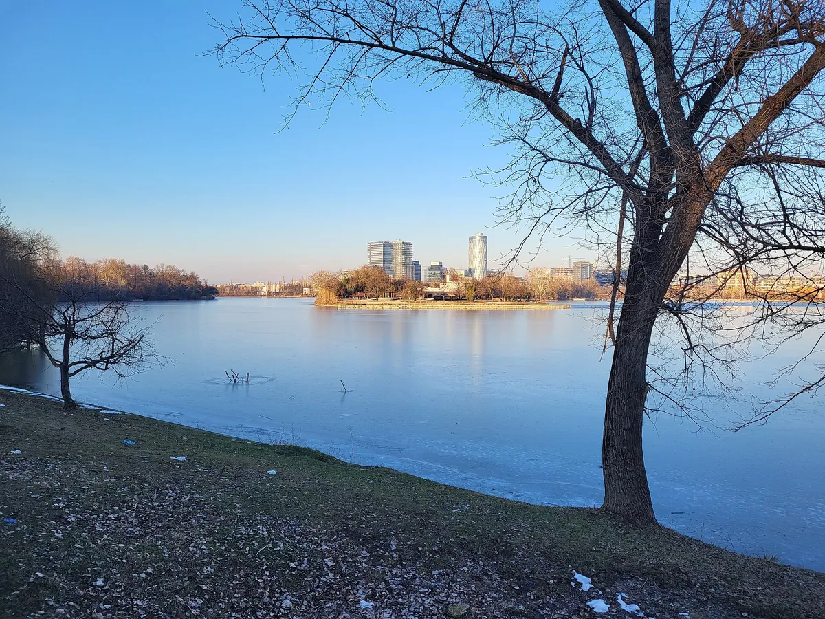 Lacul Floreasca iarna, cu turnurile de birouri din Floreasca pe malul opus