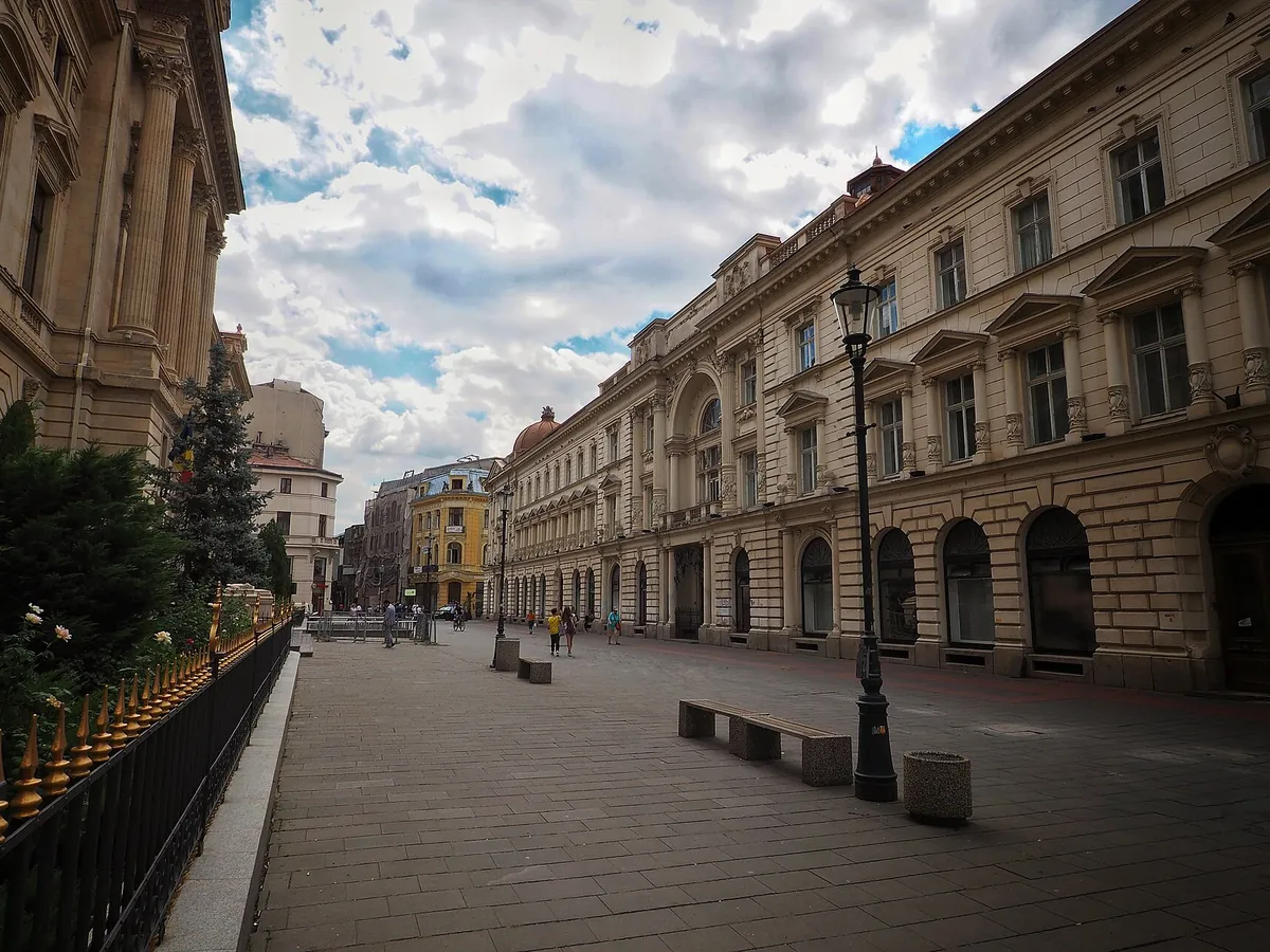 Strada Lipscani din București, cu fațade neoclasice de-a lungul pietonalului