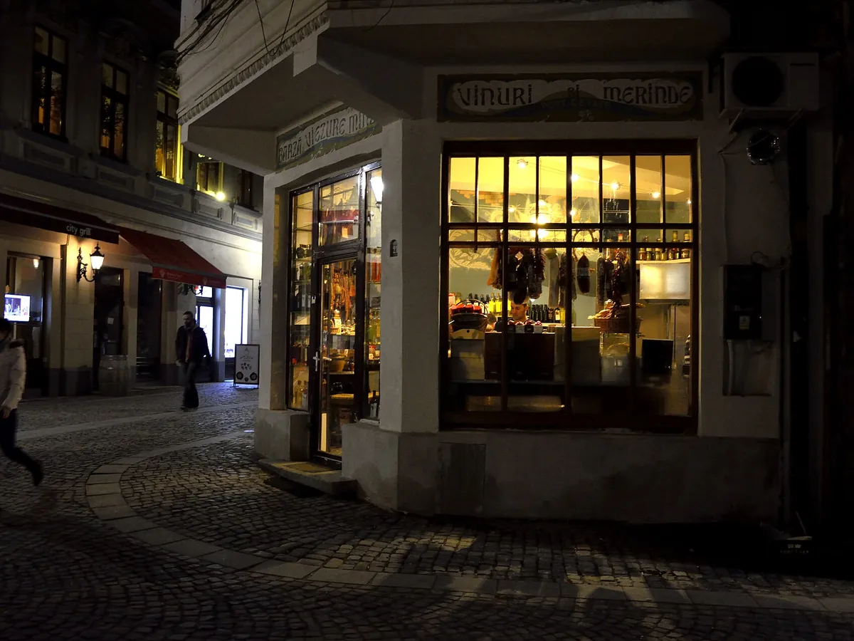 Centrul Vechi din București noaptea, fațade luminate și terase de-a lungul unei străzi înguste